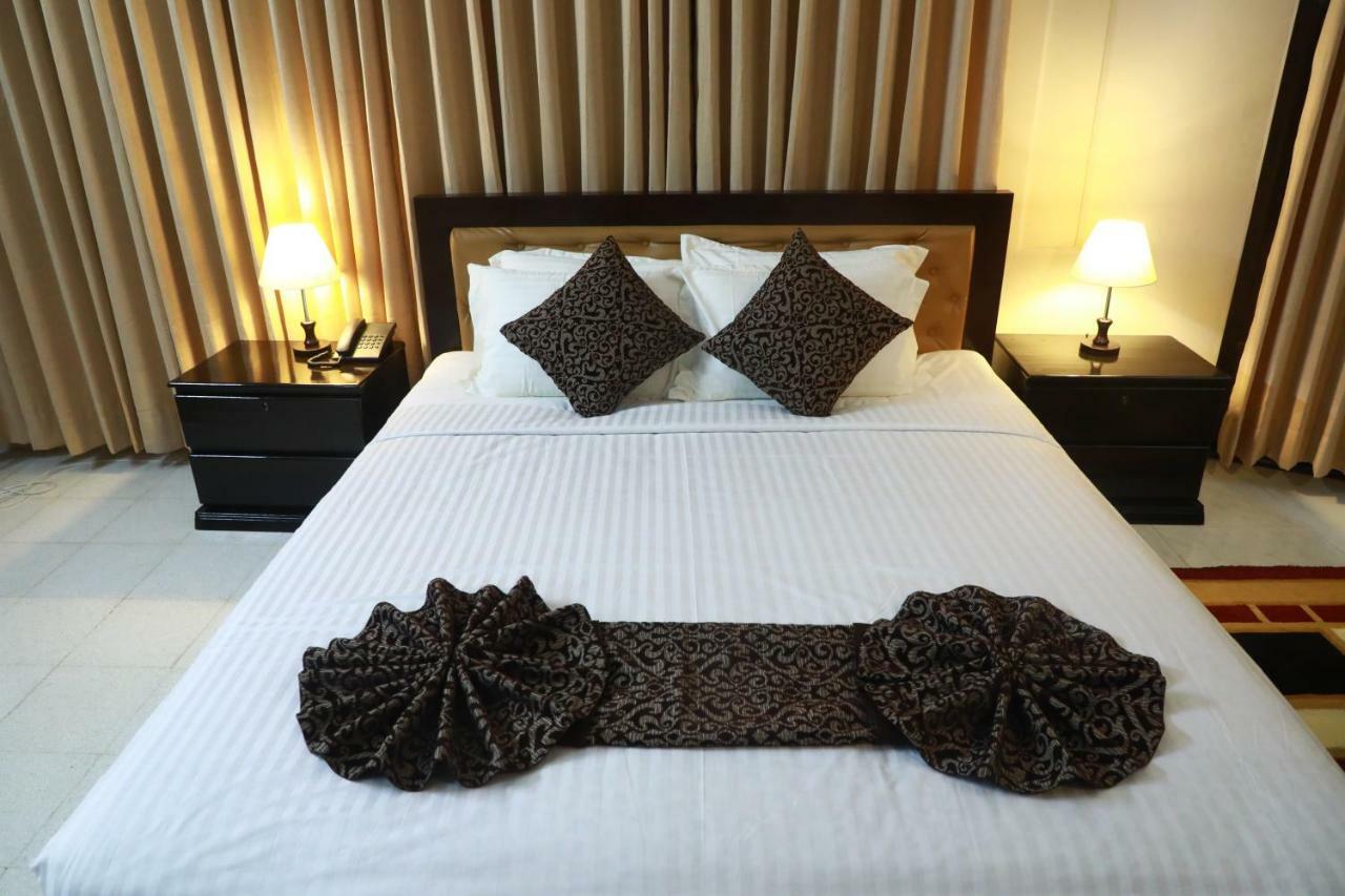 Hotel Suite Palace Дака Екстериор снимка